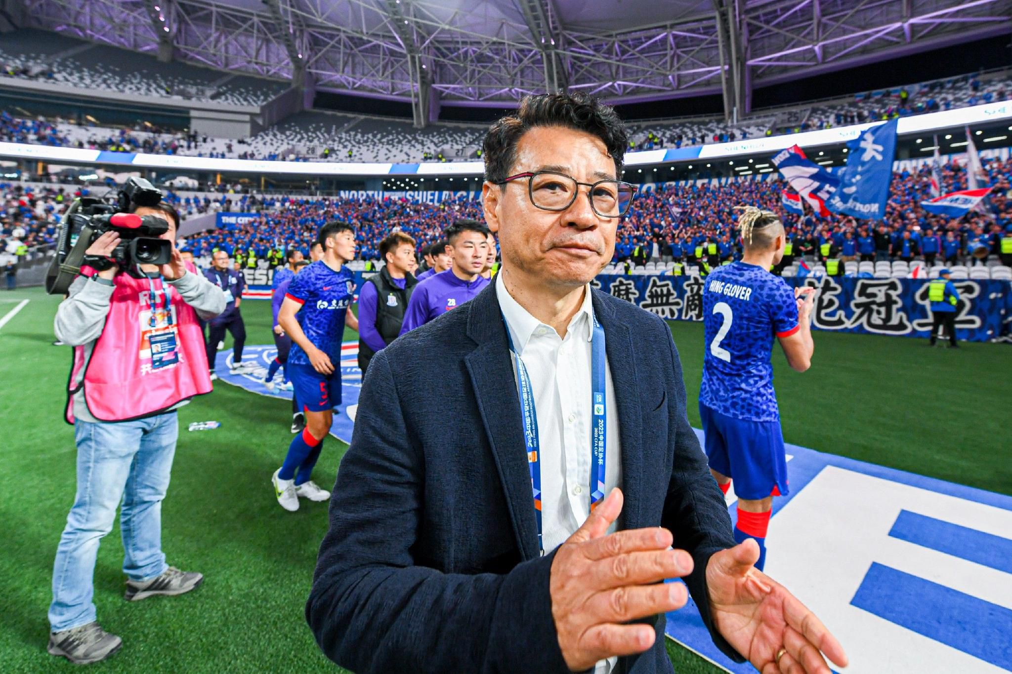 目前阿劳霍与巴萨的合同到2026年到期，违约金10亿欧元。